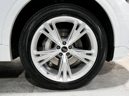 Used 2023 Audi Q8 Premium image 38