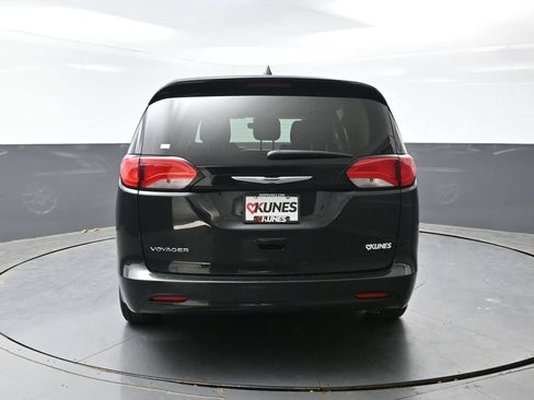 Used 2023 Chrysler Voyager LX FWD image 13