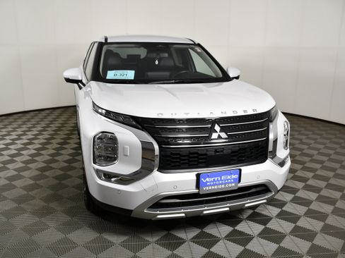 Used 2024 Mitsubishi Outlander SE AWD/4WD image 3