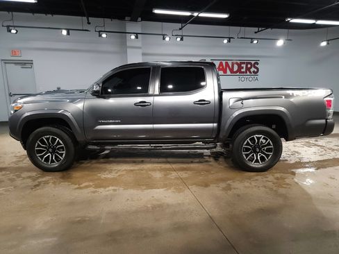 Used 2020 Toyota Tacoma TRD Sport w/ Technology Package AWD/4WD image 4