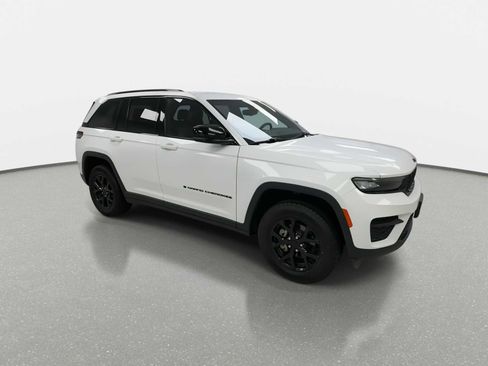 Used 2024 Jeep Grand Cherokee Altitude AWD/4WD image 2
