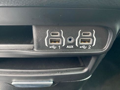 Used 2025 Chrysler Pacifica Select FWD image 14
