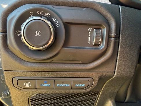 Used 2025 Jeep Wrangler Unlimited Sahara w/ Safety Group AWD/4WD image 18