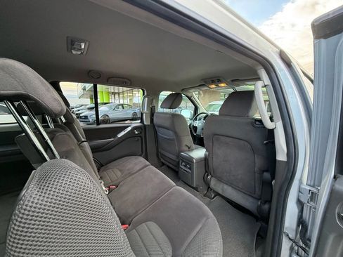 Used 2010 Nissan Pathfinder SE w/ SE Premium Journey Pkg image 18