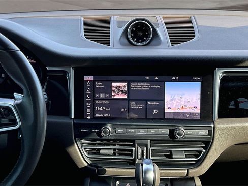 Used 2021 Porsche Macan image 6