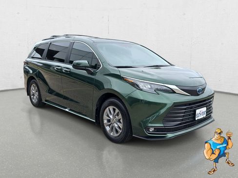 Used 2025 Toyota Sienna XLE FWD image 3