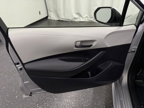 Used 2022 Toyota Corolla LE image 9