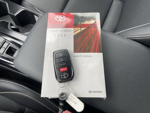 Used 2025 Toyota Camry SE image 42