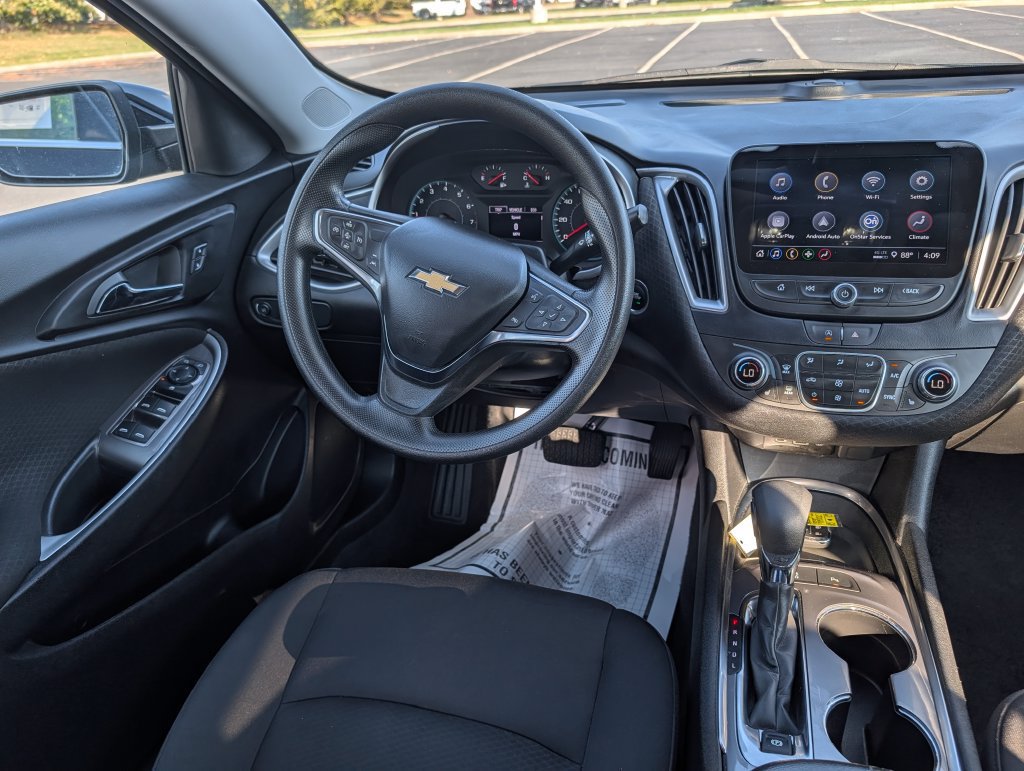 Used 2025 Chevrolet Malibu LT FWD image 3