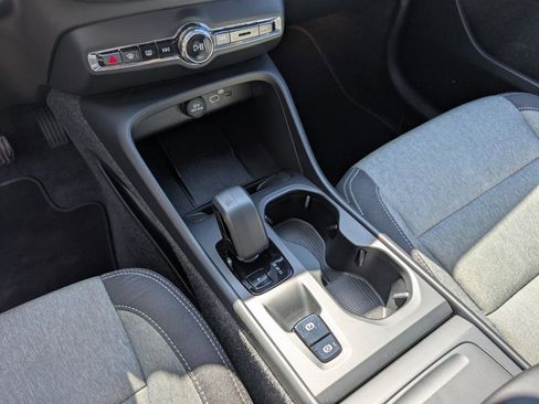 Used 2025 Volvo XC40 B5 Core image 21