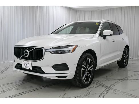 Used 2018 Volvo XC60 T6 Momentum w/ Vision Package image 4