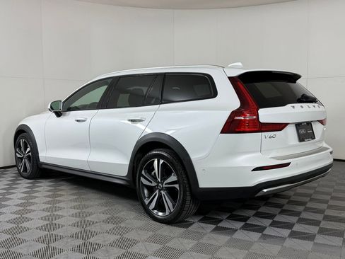 Used 2023 Volvo V60 B5 Cross Country Plus w/ Climate Package image 3