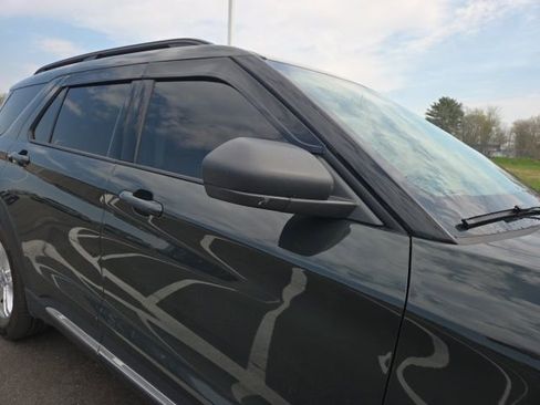 Used 2023 Ford Explorer XLT image 5