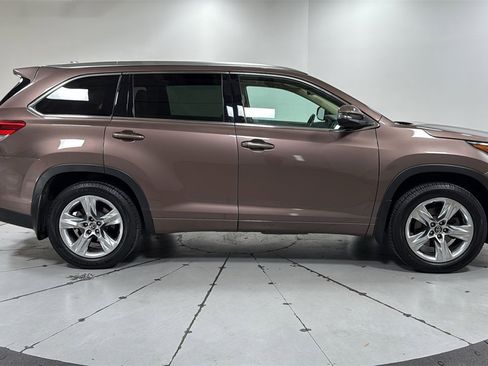 Used 2017 Toyota Highlander Limited image 6