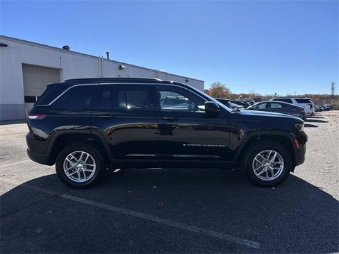 Used 2024 Jeep Grand Cherokee Laredo X image 2