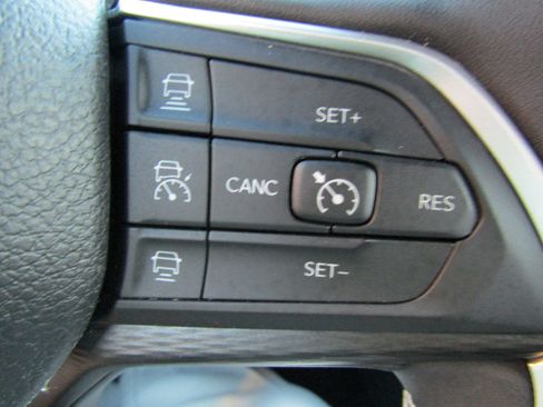 Used 2024 Jeep Grand Cherokee Laredo w/ Luxury Tech Group I image 25