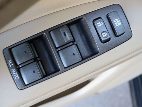 Used 2011 Lexus LX 570 4WD w/ Luxury Pkg image 27