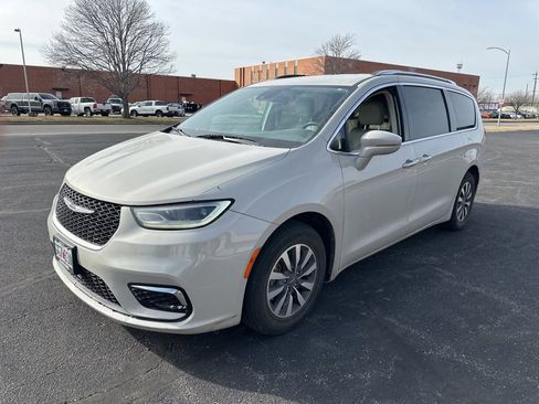 Used 2021 Chrysler Pacifica Touring-L image 3