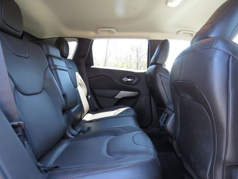 Used 2018 Jeep Cherokee Trailhawk w/ Quick Order Package 27L AWD/4WD image 16