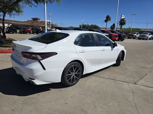 Used 2024 Toyota Camry SE image 3