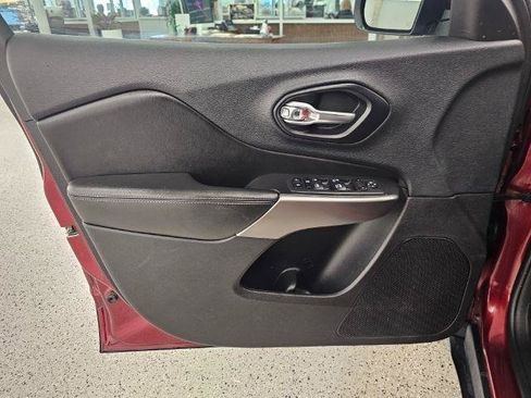 Used 2019 Jeep Cherokee Latitude Plus w/ Comfort/Convenience Group FWD image 36