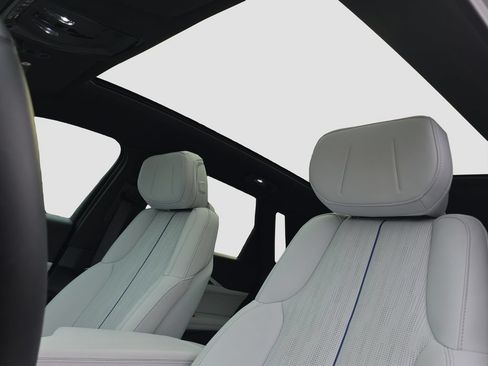 Used 2024 Cadillac Lyriq Luxury RWD image 8