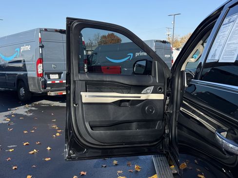Used 2021 Ford Expedition Platinum image 12