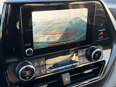 Used 2024 Toyota Highlander LE image 34