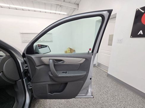 Used 2017 Chevrolet Traverse LT FWD image 29