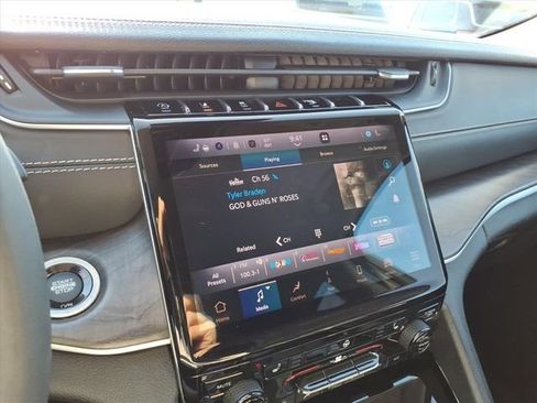 Used 2023 Jeep Grand Cherokee L Limited w/ Black Appearance Package image 21