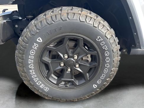 Used 2022 Jeep Gladiator Willys image 39