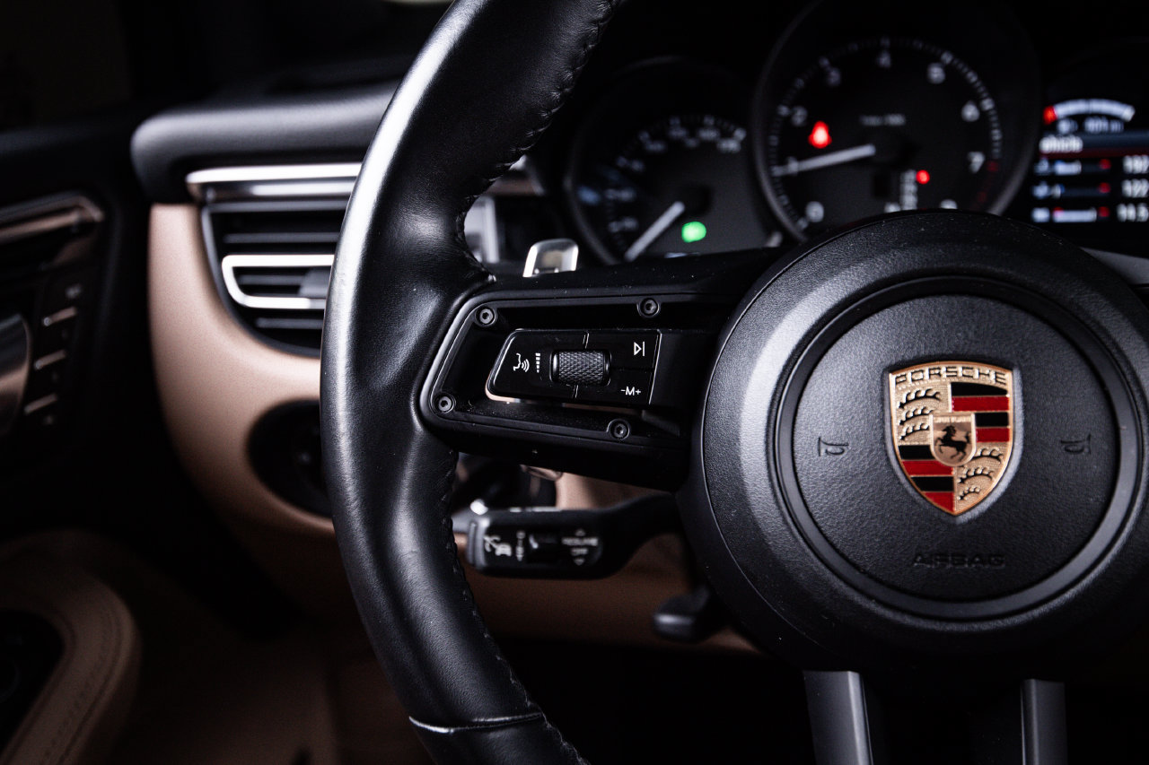 Certified 2024 Porsche Macan AWD/4WD image 17