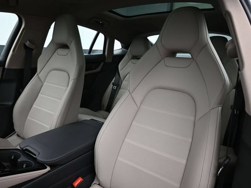 Certified 2025 Porsche Panamera image 5