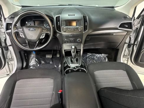Used 2018 Ford Edge SE FWD image 2