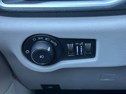 Used 2024 Chrysler Pacifica Select image 32