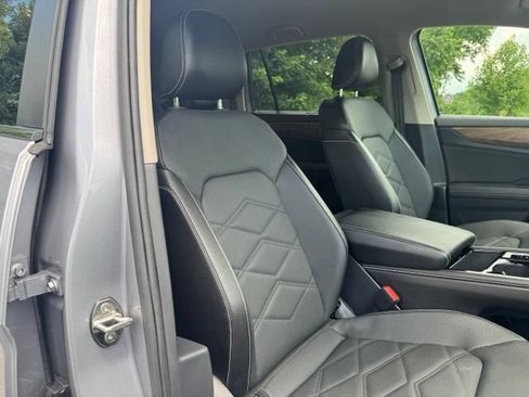 Used 2025 Volkswagen Atlas SE FWD image 31