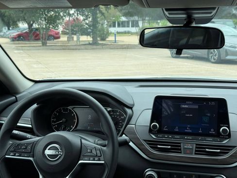 Used 2025 Nissan Altima 2.5 SV FWD image 34