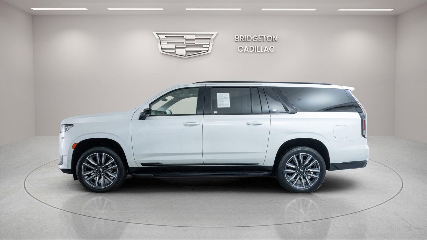 Used 2024 Cadillac Escalade ESV Sport Platinum w/ Heavy-Duty Trailer Package AWD/4WD image 4