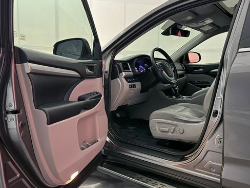 Used 2019 Toyota Highlander XLE AWD/4WD image 16