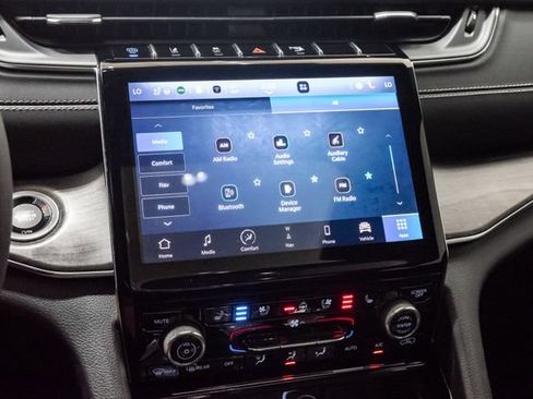 Certified 2022 Jeep Grand Cherokee Overland w/ Luxury Tech Group IV AWD/4WD image 24