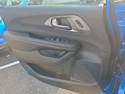 New 2026 Chrysler Pacifica Select image 14