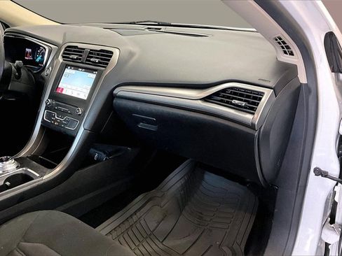 Used 2017 Ford Fusion SE w/ Fusion SE Technology Package image 10