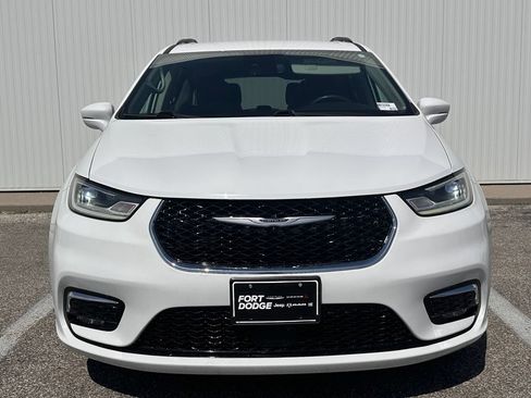 Used 2022 Chrysler Pacifica Touring-L FWD image 10