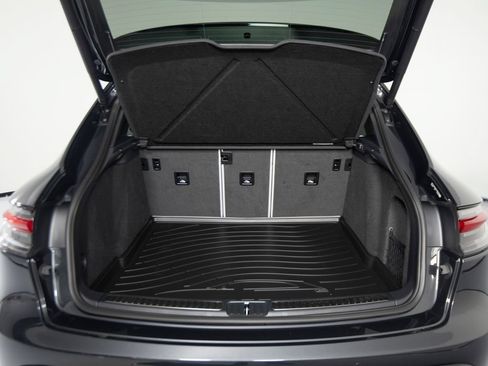 Certified 2026 Porsche Macan AWD/4WD image 41