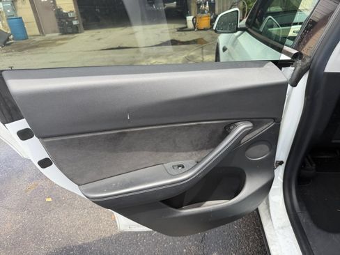Used 2021 Tesla Model Y Long Range AWD/4WD image 28