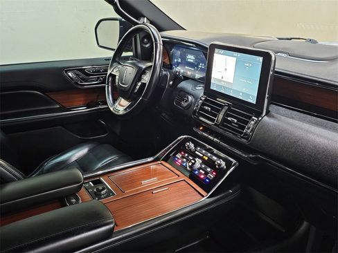 Used 2019 Lincoln Navigator Reserve image 10