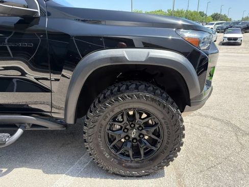 Used 2025 Chevrolet Colorado ZR2 w/ Midnight Edition AWD/4WD image 9