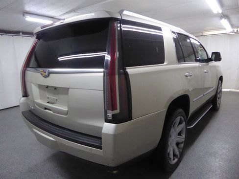Used 2016 Cadillac Escalade Luxury AWD/4WD image 6