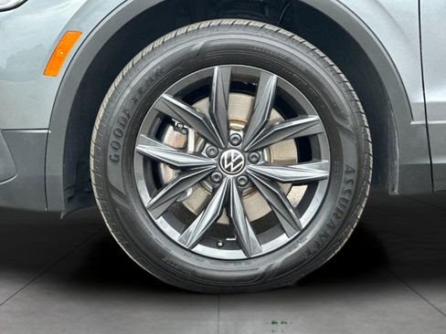 Used 2024 Volkswagen Tiguan SE image 25