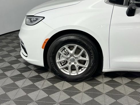 Used 2024 Chrysler Pacifica Touring-L image 11
